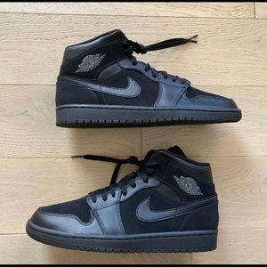 Air Jordan 1 Mid Black — 554724-050